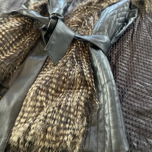 Faux leather/fur Bebe Vest with belt New Small - Picture 4 of 11